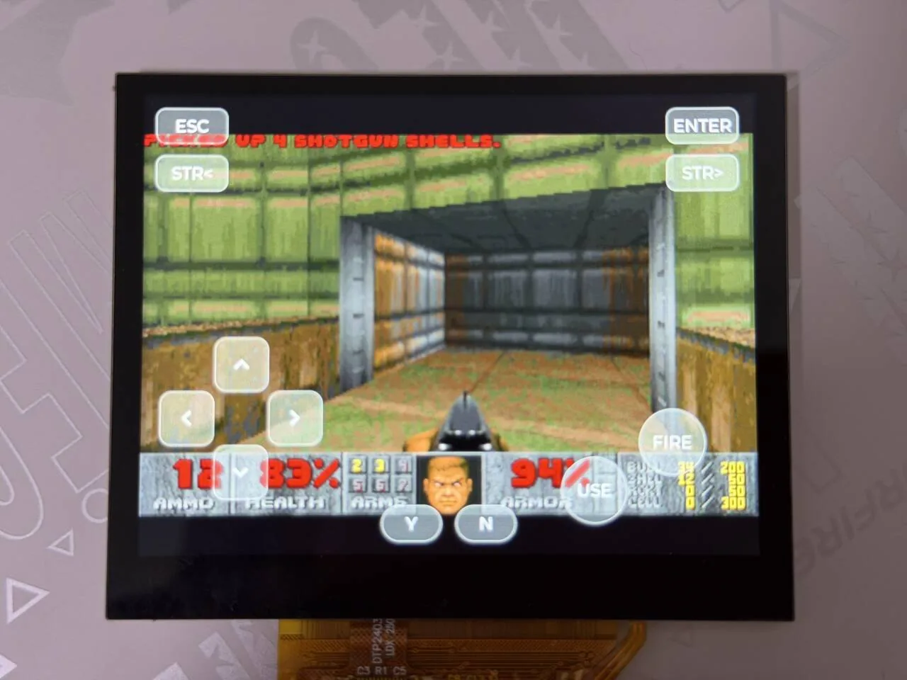 板子屏幕上的 Doom 游戏画面和叠加的虚拟按键