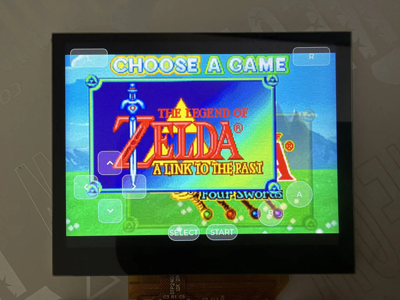板子屏幕上的 GBA 游戏画面和叠加的屏幕按键