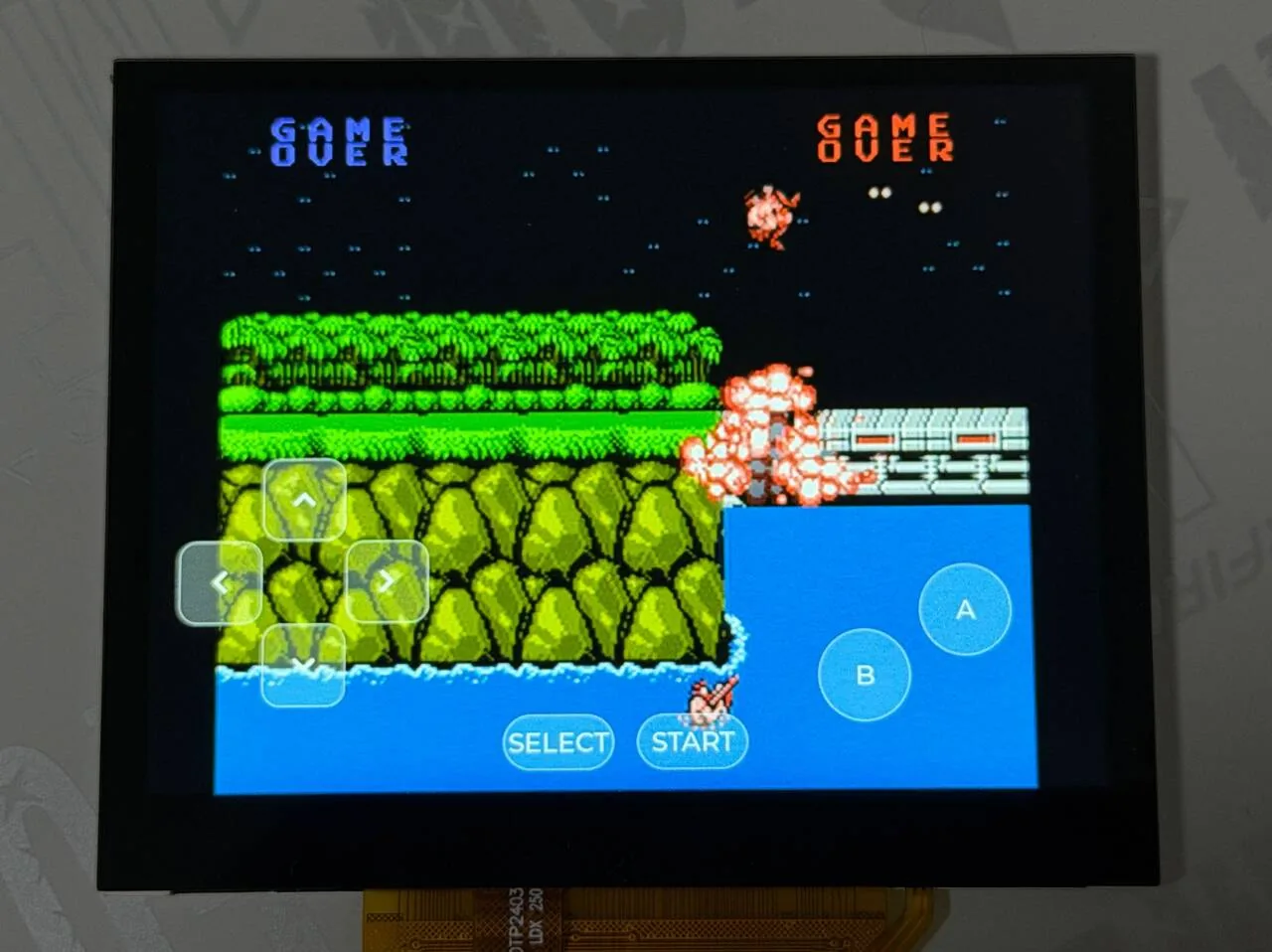 板子屏幕上的 NES 游戏画面和叠加的屏幕按键