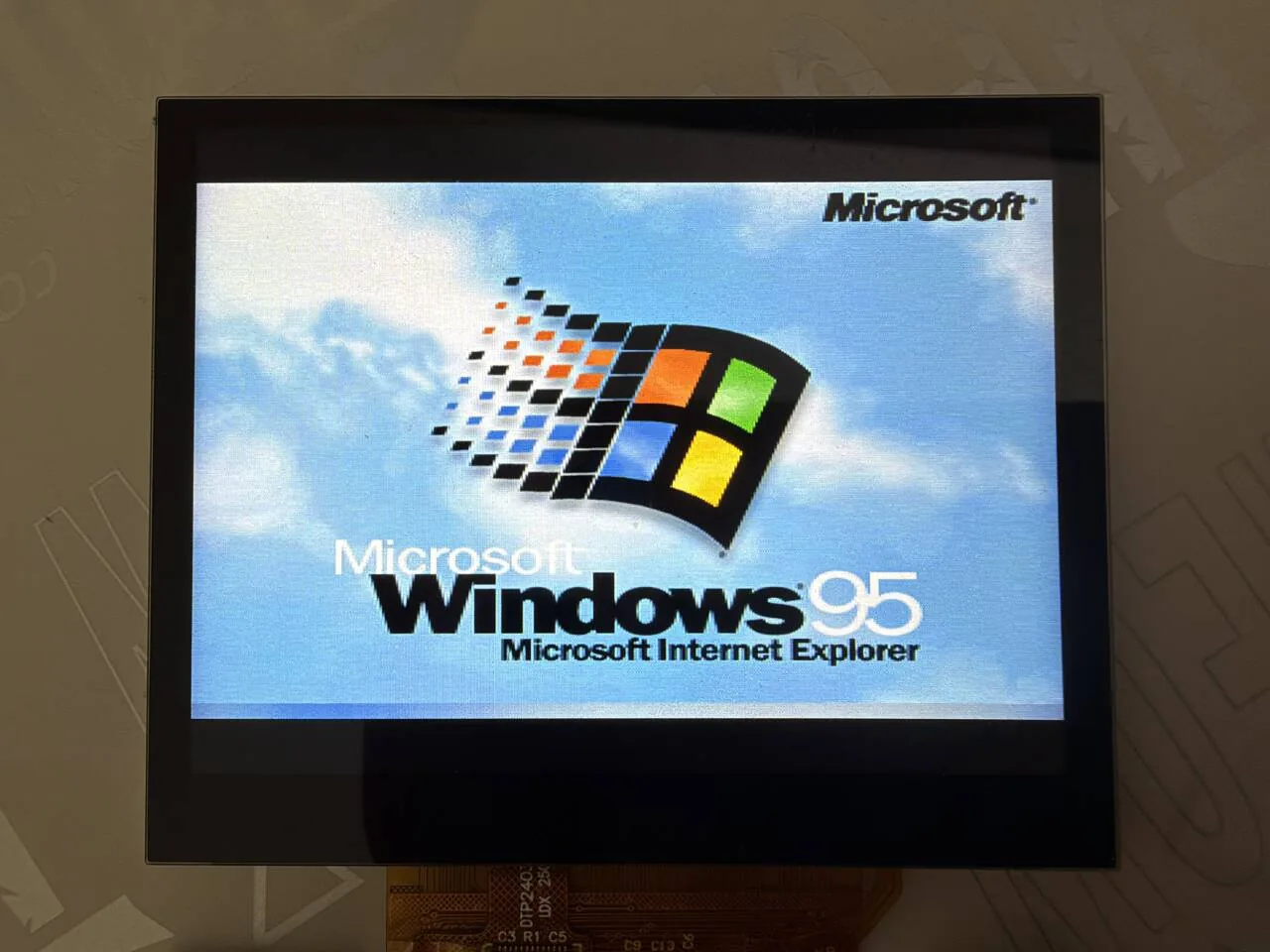 板子屏幕上的 Windows 95 启动画面