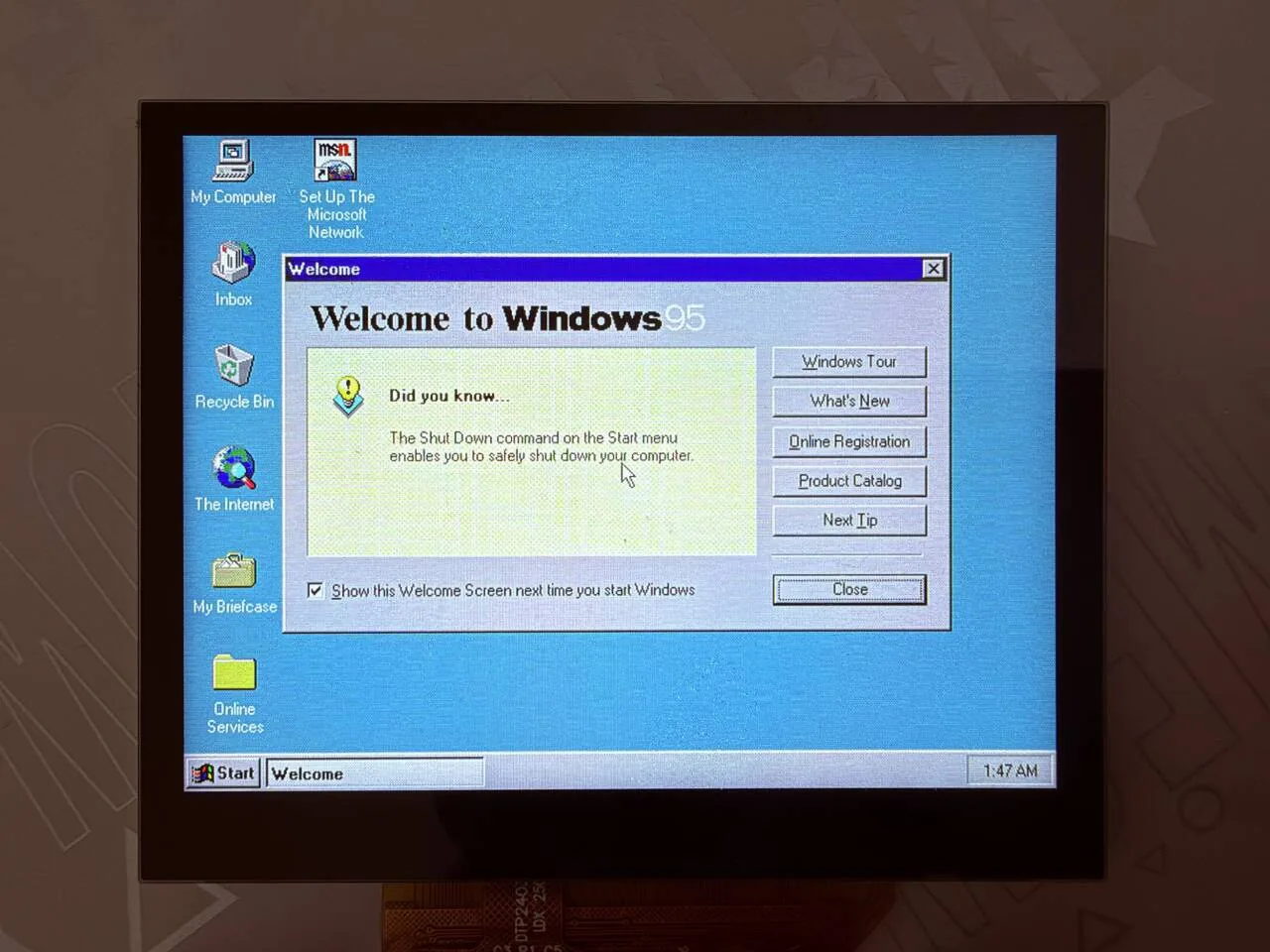 板子屏幕上的 Windows 95 桌面和 Welcome 对话框